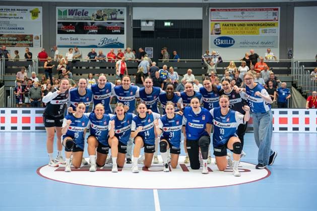 HSG Blomberg-Lippe (GER) vs. TUS Metzingen (GER), Handball, 1. Handball Bundesliga Frauen, 2. Spieltag, 06.09.2025, Saision 2025 2026, Blomberg Die Spielerinnen der HSG Blomberg-Lippe (GER) jubeln nach dem Sieg gegen TUS Metzingen (GER) Blomberg Sporthalle an der Ulmenallee Deutschland