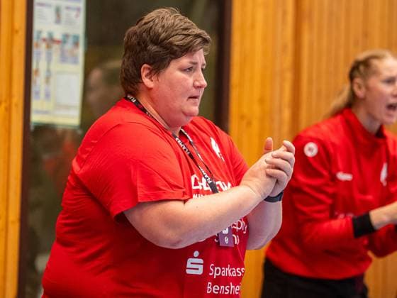 Ilka Fickinger, Cheftrainerin (HSG Bensheim Auerbach) applaudiert ihrer Mannschaft, HSG Bensheim Auerbach vs. Frisch Auf Goeppingen, Handball, 1. Bundesliga, Spielzeit 2025 2026, 06.09.2025 HSG Bensheim Auerbach vs. Frisch Auf Goeppingen, Handball, 1. Bundesliga, Spielzeit 2025 2026, 06.09.2025 Bensheim Copyright: xMichaelxSchmidt Eibner-Pressefotx EP_MST