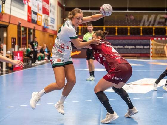 Ann Kynast (Frisch Auf Frauen, 05) im Zweikampf mit Mareike Thomaier (HSG Bensheim Auerbach, 02), HSG Bensheim Auerbach vs. Frisch Auf Goeppingen, Handball, 1. Bundesliga, Spielzeit 2025 2026, 06.09.2025 HSG Bensheim Auerbach vs. Frisch Auf Goeppingen, Handball, 1. Bundesliga, Spielzeit 2025 2026, 06.09.2025 Bensheim Copyright: xMichaelxSchmidt Eibner-Pressefotx EP_MST
