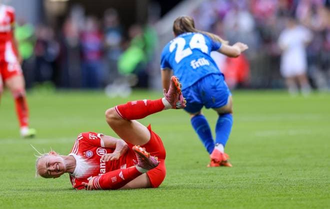 DEU, München, FC Bayern München vs Bayer Leverkusen, Google Pixel Frauen Bundesliga DFB, Saison 2526, Allianz Arena, 1. Spieltag, im Bild v.l.n.r: Lilla Turanyi (Bayer Leverkusen 24), Lea Schüller (Bayern München 11) harter Zweikampf, Schmerz DFB DFL REGULATIONS PROHIBIT ANY USE OF PHOTOGRAPHS AS IMAGE SEQUENCES AND OR QUASI-VIDEO, 06.09.2025, Copyright: HMBxMedia HendrikxHamelau
