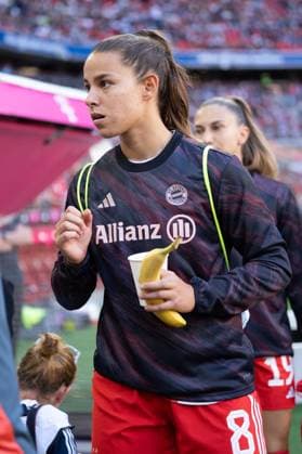 Lena Oberdorf (8 Bayern) beim ersten Spieltag der Google Pixel Frauen Bundesliga FC Bayern München - Bayer 04 Leverkusen am 06.09.2025. München Allianz Arena Bayern Deutschland