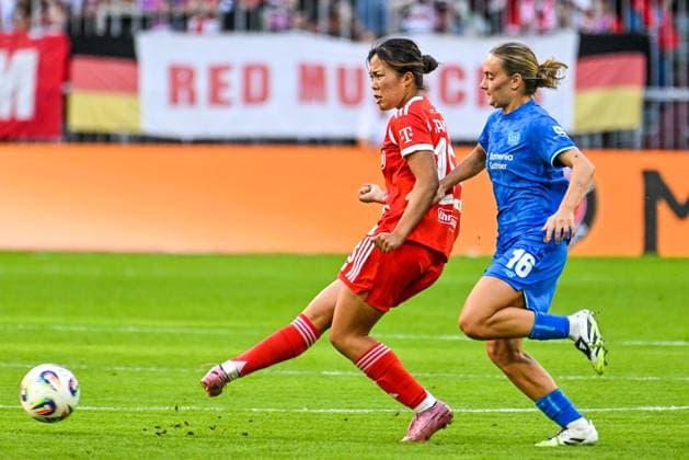 GER, 1. BL Frauen, FC Bayern München vs Bayer 04 Leverkusen 06.09.2025, Allianz-Arena, München, GER, 1. BL Frauen, FC Bayern München vs Bayer 04 Leverkusen, im Bild Momoko Tanikawa (Bayern Muenchen, 18), Sofie Zdebel (Bayer Leverkusen, 16)