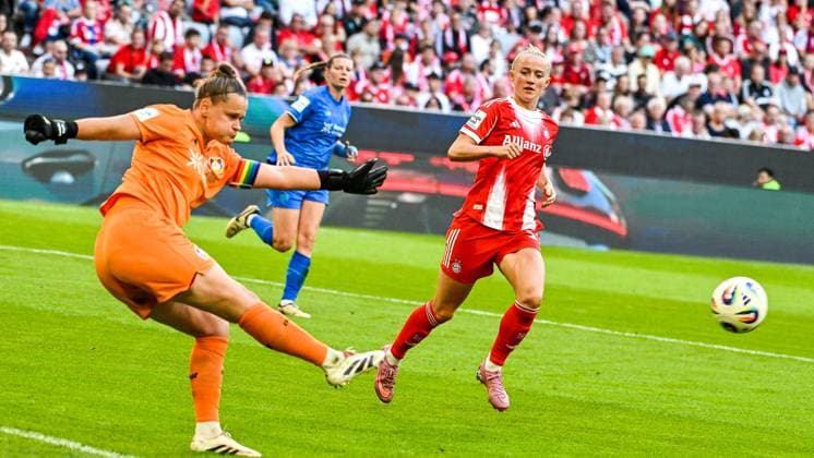 GER, 1. BL Frauen, FC Bayern München vs Bayer 04 Leverkusen 06.09.2025, Allianz-Arena, München, GER, 1. BL Frauen, FC Bayern München vs Bayer 04 Leverkusen, im Bild Friederike Repohl (Bayer Leverkusen, 27), Lea Schüller Schueller (Bayern Muenchen, 11)