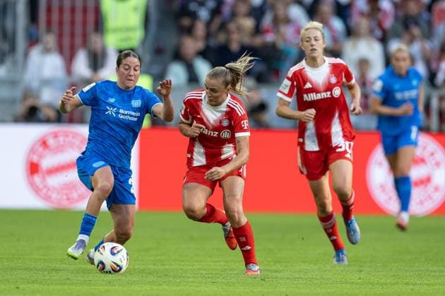 Kampf um den Ball Zweikampf zwischen Ruby Grant (Bayer 04 Leverkusen, 22) und Georgia Stanway (FC Bayern Muenchen Frauen, 31) FC Bayern Muenchen Frauen vs. Bayer 04 Leverkusen, Fussball, Google Pixel Frauen-Bundesliga, 1. Spieltag, Saison 2025 2026, 06.09.2025. (DFL DFB REGULATIONS PROHIBIT ANY USE OF PHOTOGRAPHS as IMAGE SEQUENCES and or QUASI-VIDEO). FC Bayern Muenchen Frauen vs. Bayer 04 Leverkusen, Fussball, Google Pixel Frauen-Bundesliga, 1. Spieltag, Saison 2025 2026, 06.09.2025. Muenchen Copyright: xEibner-Pressefoto HeikexFeinerx EP_HFR