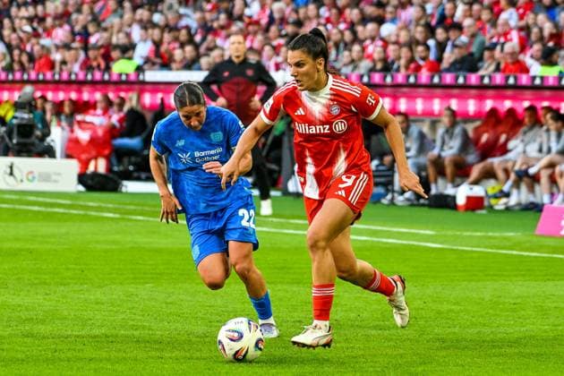 GER, 1. BL Frauen, FC Bayern München vs Bayer 04 Leverkusen 06.09.2025, Allianz-Arena, München, GER, 1. BL Frauen, FC Bayern München vs Bayer 04 Leverkusen, im Bild Ruby Grant (Bayer Leverkusen, 22), Jovana Damnjanovic (Bayern Muenchen, 9)