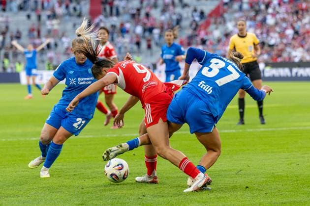 Kampf um den Ball Zweikampf zwischen Carlotta Wamser (Bayer 04 Leverkusen, 37) und Vanessa Fudalla (Bayer 04 Leverkusen, 21) mit Jovana Damnjanovic (FC Bayern Muenchen Frauen, 09) FC Bayern Muenchen Frauen vs. Bayer 04 Leverkusen, Fussball, Google Pixel Frauen-Bundesliga, 1. Spieltag, Saison 2025 2026, 06.09.2025. (DFL DFB REGULATIONS PROHIBIT ANY USE OF PHOTOGRAPHS as IMAGE SEQUENCES and or QUASI-VIDEO). FC Bayern Muenchen Frauen vs. Bayer 04 Leverkusen, Fussball, Google Pixel Frauen-Bundesliga, 1. Spieltag, Saison 2025 2026, 06.09.2025. Muenchen Copyright: xEibner-Pressefoto HeikexFeinerx EP_HFR