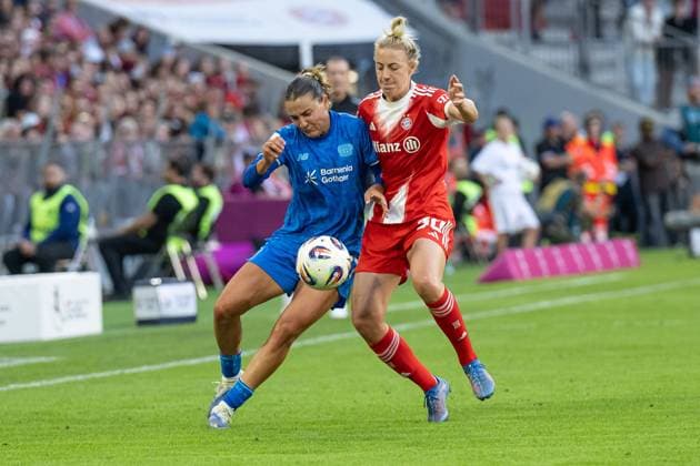 Kampf um den Ball Zweikampf zwischen Carlotta Wamser (Bayer 04 Leverkusen, 37) und Carolin Simon (FC Bayern Muenchen Frauen, 30) FC Bayern Muenchen Frauen vs. Bayer 04 Leverkusen, Fussball, Google Pixel Frauen-Bundesliga, 1. Spieltag, Saison 2025 2026, 06.09.2025. (DFL DFB REGULATIONS PROHIBIT ANY USE OF PHOTOGRAPHS as IMAGE SEQUENCES and or QUASI-VIDEO). FC Bayern Muenchen Frauen vs. Bayer 04 Leverkusen, Fussball, Google Pixel Frauen-Bundesliga, 1. Spieltag, Saison 2025 2026, 06.09.2025. Muenchen Copyright: xEibner-Pressefoto HeikexFeinerx EP_HFR