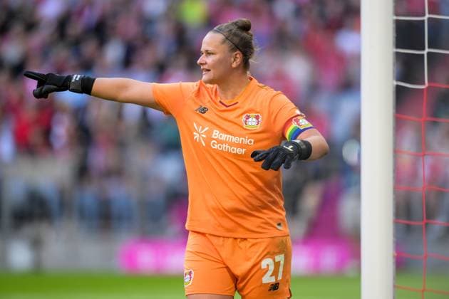 Fußball, Google Pixel Frauen Bundesliga, 20250906, FC Bayern München - Bayer 04 Leverkusen. Im Bild Torhüterin Friederike REPOHL (Leverkusen, 27) dirigiert positioniert Abwehr. München Allianz Arena Bayern Deutschland Copyright: Passion2Press MarkusxFischerx
