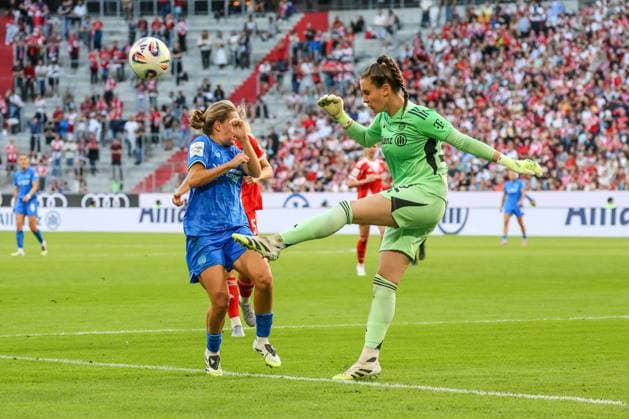 Ena Mahmutovic (Bayern München, 32), Sofie Lena Zdebel (Bayer Leverkusen, 16) Fussball: Frauen-Bundesliga, 1. Spieltag, FC Bayern München vs. Bayer 04 Leverkusen am 06.09.2025 in München (Allianz Arena), Deutschland München Allianz Arena Deutschland Copyright: xFranzxReindelx