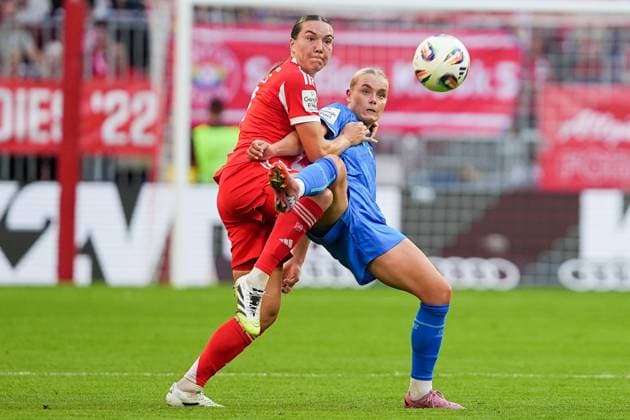 Fussball: Frauen-Bundesliga, 1. Spieltag, FC Bayern München - Bayer Leverkusen am 06.09.2025 in München (Allianz Arena), Deutschland, Saison 2025 2026 DFL REGULATIONS PROHIBIT ANY USE OF PHOTOGRAPHS AS IMAGE SEQUENCES AND OR QUASI VIDEO: Zweikampf um den Ball zwischen Vanessa Gilles (2, FCB) und Cornelia Kramer (7, LEV) München Allianz Arena Deutschland Copyright: xChristophxKinzingerx