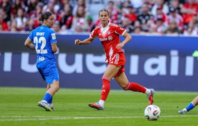 DEU, München, FC Bayern München vs Bayer Leverkusen, Google Pixel Frauen Bundesliga DFB, Saison 2526, Allianz Arena, 1. Spieltag, im Bild v.l.n.r: Klara Bühl (Bayern München 17), Ruby Grant (Bayer Leverkusen 22) DFB DFL REGULATIONS PROHIBIT ANY USE OF PHOTOGRAPHS AS IMAGE SEQUENCES AND OR QUASI-VIDEO, 06.09.2025, Copyright: HMBxMedia HendrikxHamelau