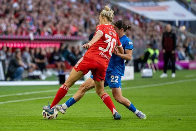Kampf um den Ball Zweikampf zwischen Carolin Simon (FC Bayern Muenchen Frauen, 30) und Ruby Grant (Bayer 04 Leverkusen, 22) FC Bayern Muenchen Frauen vs. Bayer 04 Leverkusen, Fussball, Google Pixel Frauen-Bundesliga, 1. Spieltag, Saison 2025 2026, 06.09.2025. (DFL DFB REGULATIONS PROHIBIT ANY USE OF PHOTOGRAPHS as IMAGE SEQUENCES and or QUASI-VIDEO). FC Bayern Muenchen Frauen vs. Bayer 04 Leverkusen, Fussball, Google Pixel Frauen-Bundesliga, 1. Spieltag, Saison 2025 2026, 06.09.2025. Muenchen Copyright: xEibner-Pressefoto HeikexFeinerx EP_HFR