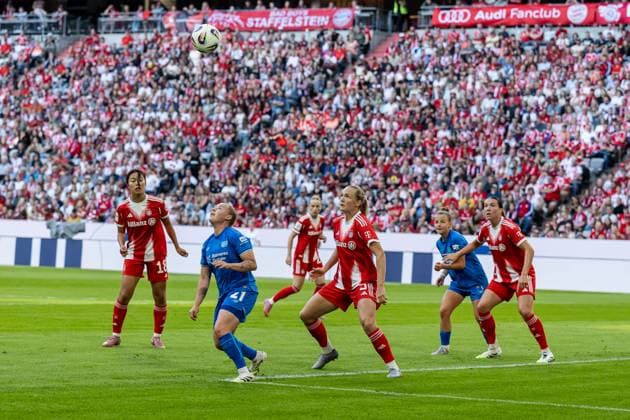 Momoko Tanikawa (FC Bayern Muenchen Frauen, 18), Vanessa Fudalla (Bayer 04 Leverkusen, 21), Magdalena Eriksson (FC Bayern Muenchen Frauen, 05) und Tuva Hansen (FC Bayern Muenchen Frauen, 06) mit Blick auf den Ball FC Bayern Muenchen Frauen vs. Bayer 04 Leverkusen, Fussball, Google Pixel Frauen-Bundesliga, 1. Spieltag, Saison 2025 2026, 06.09.2025. (DFL DFB REGULATIONS PROHIBIT ANY USE OF PHOTOGRAPHS as IMAGE SEQUENCES and or QUASI-VIDEO). FC Bayern Muenchen Frauen vs. Bayer 04 Leverkusen, Fussball, Google Pixel Frauen-Bundesliga, 1. Spieltag, Saison 2025 2026, 06.09.2025. Muenchen Copyright: xEibner-Pressefoto HeikexFeinerx EP_HFR