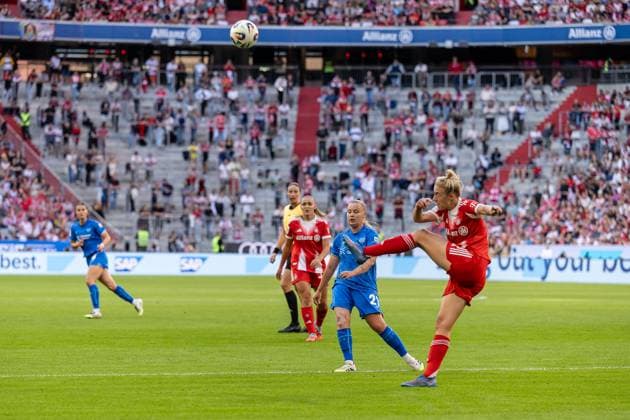 Carolin Simon (FC Bayern Muenchen Frauen, 30) klaert vor Vanessa Fudalla (Bayer 04 Leverkusen, 21) FC Bayern Muenchen Frauen vs. Bayer 04 Leverkusen, Fussball, Google Pixel Frauen-Bundesliga, 1. Spieltag, Saison 2025 2026, 06.09.2025. (DFL DFB REGULATIONS PROHIBIT ANY USE OF PHOTOGRAPHS as IMAGE SEQUENCES and or QUASI-VIDEO). FC Bayern Muenchen Frauen vs. Bayer 04 Leverkusen, Fussball, Google Pixel Frauen-Bundesliga, 1. Spieltag, Saison 2025 2026, 06.09.2025. Muenchen Copyright: xEibner-Pressefoto HeikexFeinerx EP_HFR