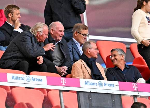 06.09.2025, Google-Pixel Frauenfussball Bundesliga 2025 2026, 1.Spieltag, FC Bayern München - Bayer 04 Leverkusen, in der Allianz-Arena München, v.l. Ehren-Präsident Uli Hoeneß (FC Bayern München, Hoeness), Vorstandsvorsitzender Jan-Christian Dreesen (FC Bayern München) und Präsident Herbert Hainer (FC Bayern)