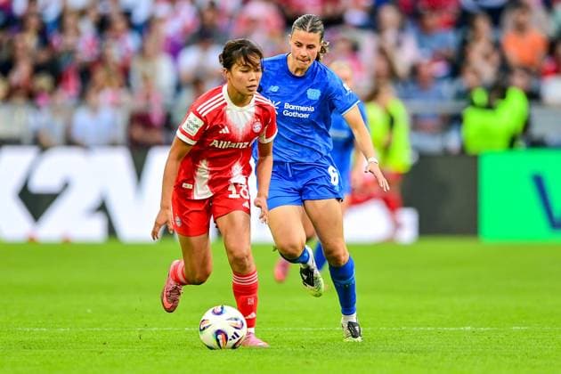 v.li.: Momoko Tanikawa (FC Bayern München, FCB, 18) Katharina Piljic (Bayer Leverkusen, 6) im Zweikampf, Duell, duel, tackle, Dynamik, Action, Aktion, 06.09.2025, München (Deutschland), Fussball, Google Pixel Frauen-Bundesliga, FC Bayern München - Bayer Leverkusen, DFB DFL REGULATIONS PROHIBIT ANY USE OF PHOTOGRAPHS AS IMAGE SEQUENCES AND OR QUASI-VIDEO.