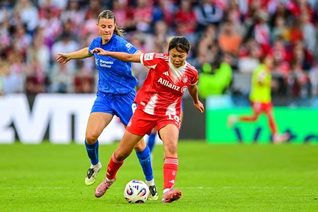 v.li.: Katharina Piljic (Bayer Leverkusen, 6) Momoko Tanikawa (FC Bayern München, FCB, 18) im Zweikampf, Duell, duel, tackle, Dynamik, Action, Aktion, 06.09.2025, München (Deutschland), Fussball, Google Pixel Frauen-Bundesliga, FC Bayern München - Bayer Leverkusen, DFB DFL REGULATIONS PROHIBIT ANY USE OF PHOTOGRAPHS AS IMAGE SEQUENCES AND OR QUASI-VIDEO.
