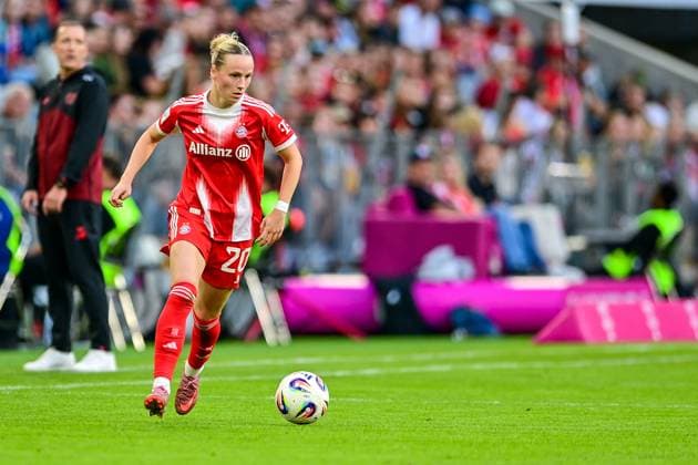Franziska Kett (FC Bayern München, FCB, 20) am Ball, Freisteller, Ganzkörper, Einzelbild, Aktion, Action, 06.09.2025, München (Deutschland), Fussball, Google Pixel Frauen-Bundesliga, FC Bayern München - Bayer Leverkusen, DFB DFL REGULATIONS PROHIBIT ANY USE OF PHOTOGRAPHS AS IMAGE SEQUENCES AND OR QUASI-VIDEO.