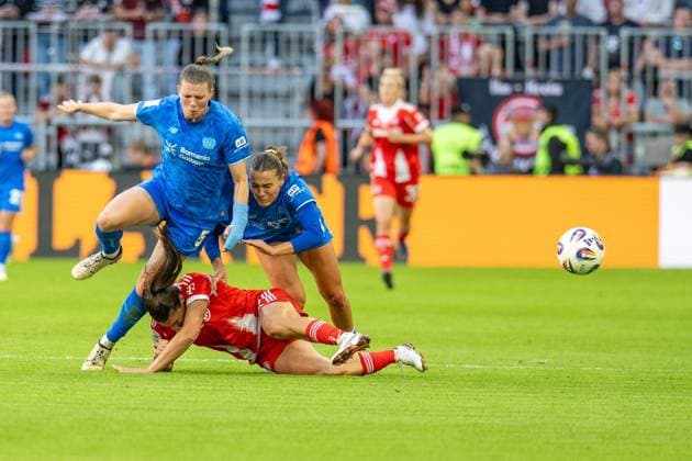 Jovana Damnjanovic 9 (FC Bayern Muenchen Frauen) im Zweikampf, stuerzt, FC Bayern Frauen Muenchen - Bayer 04 Leverkusen, Google Pixel Frauenbundesliga, 1. Spieltag, 06.09.25 DFB regulations prohibit any use of photographs as image sequences and or quasi-video. (kolbert-press) Muenchen Bayern Deutschland