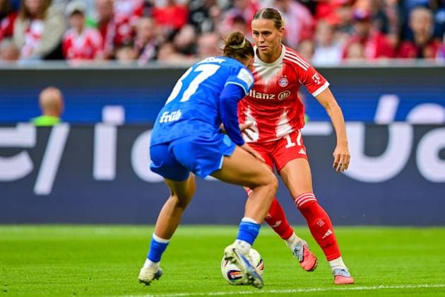 v.li.: Carlotta Wamser (Bayer Leverkusen, 37) Klara Bühl (FC Bayern München, FCB, 17) im Zweikampf, Duell, duel, tackle, Dynamik, Action, Aktion, 06.09.2025, München (Deutschland), Fussball, Google Pixel Frauen-Bundesliga, FC Bayern München - Bayer Leverkusen, DFB DFL REGULATIONS PROHIBIT ANY USE OF PHOTOGRAPHS AS IMAGE SEQUENCES AND OR QUASI-VIDEO.