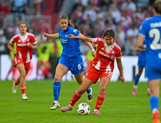 06.09.2025, Google-Pixel Frauenfussball Bundesliga 2025 2026, 1.Spieltag, FC Bayern München - Bayer 04 Leverkusen, in der Allianz-Arena München, v.l. Katharina Piljic (Bayer 04 Leverksuen) gegen Momoko Tanikawa (FC Bayern München)