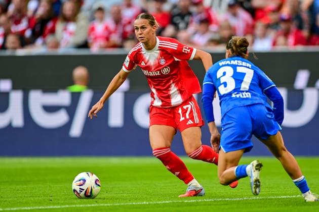 v.li.: Klara Bühl (FC Bayern München, FCB, 17) Carlotta Wamser (Bayer Leverkusen, 37) im Zweikampf, Duell, duel, tackle, Dynamik, Action, Aktion, 06.09.2025, München (Deutschland), Fussball, Google Pixel Frauen-Bundesliga, FC Bayern München - Bayer Leverkusen, DFB DFL REGULATIONS PROHIBIT ANY USE OF PHOTOGRAPHS AS IMAGE SEQUENCES AND OR QUASI-VIDEO.
