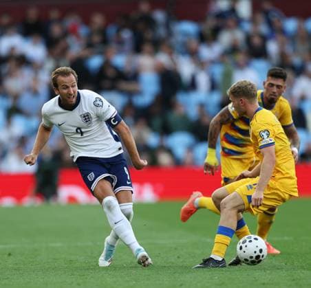 England v Andorra 2026 FIFA World Cup, WM, Weltmeisterschaft, Fussball Qualifiers Harry Kane of England Men passes the ball during the 2026 FIFA World Cup Qualifiers Group K match at Villa Park, Birmingham UK Newspapers OUT Copyright: xAndyxSumnerx FIL-22186-0040