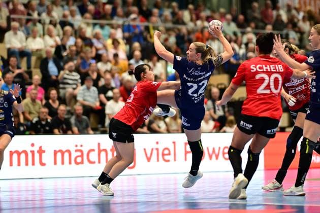 Handball I Frauen I Saison 2025-2026 I 1. HBF I 2. Spieltag I Buxtehuder SV - Thüringer SV I 06.09.2025 Natsuki Aizawa (23, Thüringer HC) Levke Kretschmann (22, Buxtehuder Sportverein) Buxtehude Halle Nord Niedersachsen Deutschland Copyright: xLobeca FelixxSchlikisx