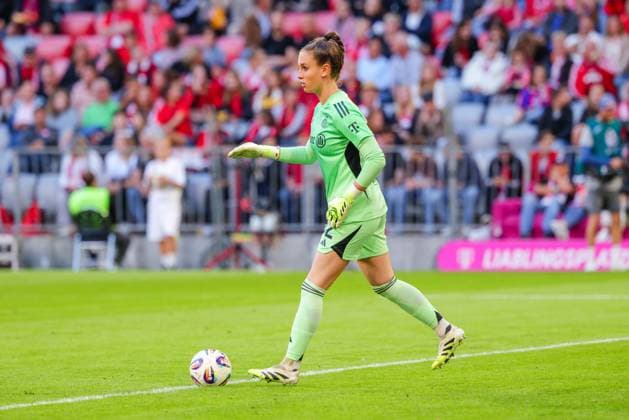 Ena Mahmutovic (32, FC Bayern München) beim Spiel zwischen FC Bayern München v Bayer 04 Leverkusen, Fußball, Frauen, Google Pixel Frauen-Bundesliga, 2025 2026, 1.Spieltag am 06.09.2025 in München, Allianz Arena. DFL and DFB regulations prohibit any use of photographs as image sequences and or quasi-video. Bayern Deutschland