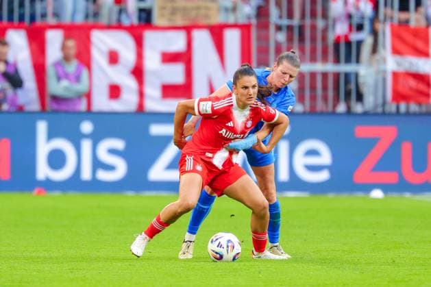 Jovana Damnjanovic (9, FC Bayern München) und Claudia Wenger (5, Bayer 04 Leverkusen) beim Spiel zwischen FC Bayern München v Bayer 04 Leverkusen, Fußball, Frauen, Google Pixel Frauen-Bundesliga, 2025 2026, 1.Spieltag am 06.09.2025 in München, Allianz Arena. DFL and DFB regulations prohibit any use of photographs as image sequences and or quasi-video. Bayern Deutschland