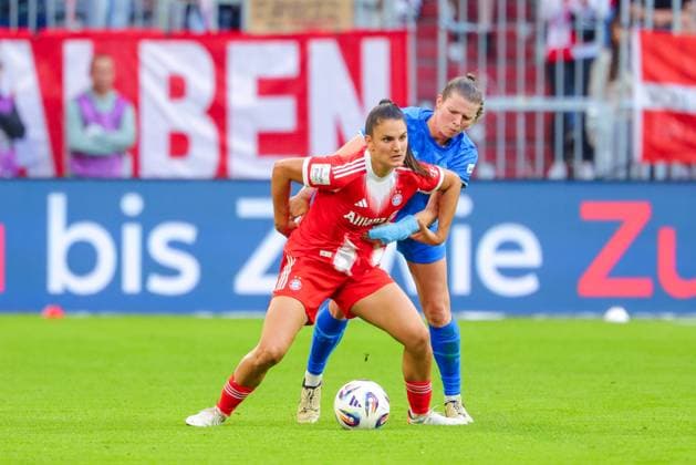 Jovana Damnjanovic (9, FC Bayern München) und Claudia Wenger (5, Bayer 04 Leverkusen) beim Spiel zwischen FC Bayern München v Bayer 04 Leverkusen, Fußball, Frauen, Google Pixel Frauen-Bundesliga, 2025 2026, 1.Spieltag am 06.09.2025 in München, Allianz Arena. DFL and DFB regulations prohibit any use of photographs as image sequences and or quasi-video. Bayern Deutschland