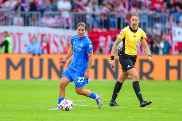 Ruby Grant (22, Bayer 04 Leverkusen) im Hintergrund, Franziska Wildfeuer (Schiedsrichterin) beim Spiel zwischen FC Bayern München v Bayer 04 Leverkusen, Fußball, Frauen, Google Pixel Frauen-Bundesliga, 2025 2026, 1.Spieltag am 06.09.2025 in München, Allianz Arena. DFL and DFB regulations prohibit any use of photographs as image sequences and or quasi-video. Bayern Deutschland