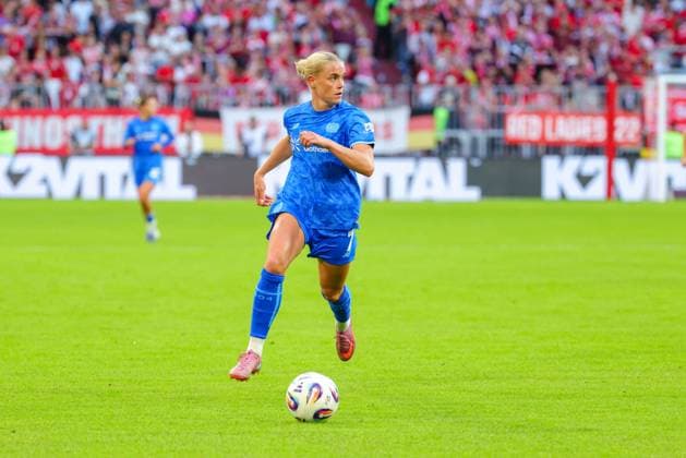 Cornelia Kramer (7, Bayer 04 Leverkusen) beim Spiel zwischen FC Bayern München v Bayer 04 Leverkusen, Fußball, Frauen, Google Pixel Frauen-Bundesliga, 2025 2026, 1.Spieltag am 06.09.2025 in München, Allianz Arena. DFL and DFB regulations prohibit any use of photographs as image sequences and or quasi-video. Bayern Deutschland