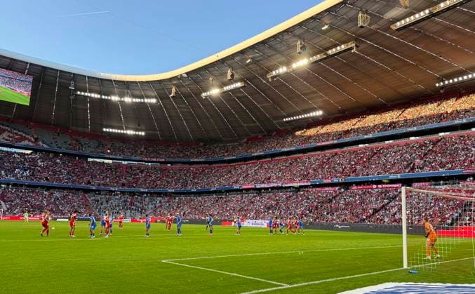 06.09.2025, Google-Pixel Frauenfussball Bundesliga 2025 2026, 1.Spieltag, FC Bayern München - Bayer 04 Leverkusen, in der Allianz-Arena München, Zuschauer Rekord beim Damenfußball in der Damen Bundesliga