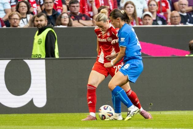 Franziska Kett 20 (FC Bayern Muenchen Frauen) im Zweikampf mit Katharina Piljic 6 (Bayer 04 Leverkusen), FC Bayern Frauen Muenchen - Bayer 04 Leverkusen, Google Pixel Frauenbundesliga, 1. Spieltag, 06.09.25 DFB regulations prohibit any use of photographs as image sequences and or quasi-video. (kolbert-press) Muenchen Bayern Deutschland
