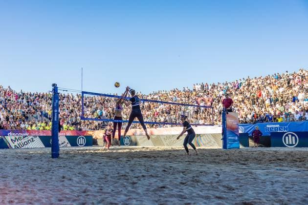 Beachvolleyball I Deutsche Meisterschaften 2025 I Timmendorfer Strand I Tag 3 I 06.09.2025 Volles Stadion beim Halbfinale zwischen Svenja Müller (ETV Hamburg), Cinja Tillmann (Eintracht Spontent) und Nele Barber (Füchse Berlin Reinickendorf e. V.), Melanie Gernert (Füchse Berlin Reinickendorf e. V.) Timmendorfer Strand Schleswig-Holstein Deutschland Copyright: xLobeca JasperxLorenzx