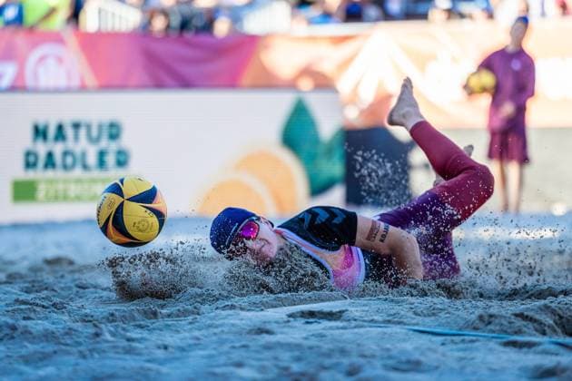 Beachvolleyball I Deutsche Meisterschaften 2025 I Timmendorfer Strand I Tag 3 I 06.09.2025 Melanie Gernert (Füchse Berlin Reinickendorf e. V.) hechtet zum Ball Timmendorfer Strand Schleswig-Holstein Deutschland Copyright: xLobeca JasperxLorenzx