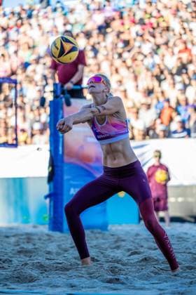 Beachvolleyball I Deutsche Meisterschaften 2025 I Timmendorfer Strand I Tag 3 I 06.09.2025 Nele Barber (Füchse Berlin Reinickendorf e. V.) baggert Timmendorfer Strand Schleswig-Holstein Deutschland Copyright: xLobeca JasperxLorenzx
