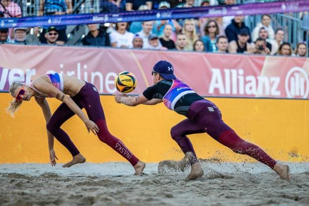 Beachvolleyball I Deutsche Meisterschaften 2025 I Timmendorfer Strand I Tag 3 I 06.09.2025 Nele Barber (Füchse Berlin Reinickendorf e. V.) beobachtet, wie Melanie Gernert (Füchse Berlin Reinickendorf e. V.) zum Ball hechtet Timmendorfer Strand Schleswig-Holstein Deutschland Copyright: xLobeca JasperxLorenzx