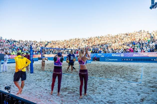 Beachvolleyball I Deutsche Meisterschaften 2025 I Timmendorfer Strand I Tag 3 I 06.09.2025 Melanie Gernert (Füchse Berlin Reinickendorf e. V.) und Nele Barber (Füchse Berlin Reinickendorf e. V.) bedanken sich nach der Niederlage im Halbfinale bei den Zuschauern für die Unterstützung Timmendorfer Strand Schleswig-Holstein Deutschland Copyright: xLobeca JasperxLorenzx
