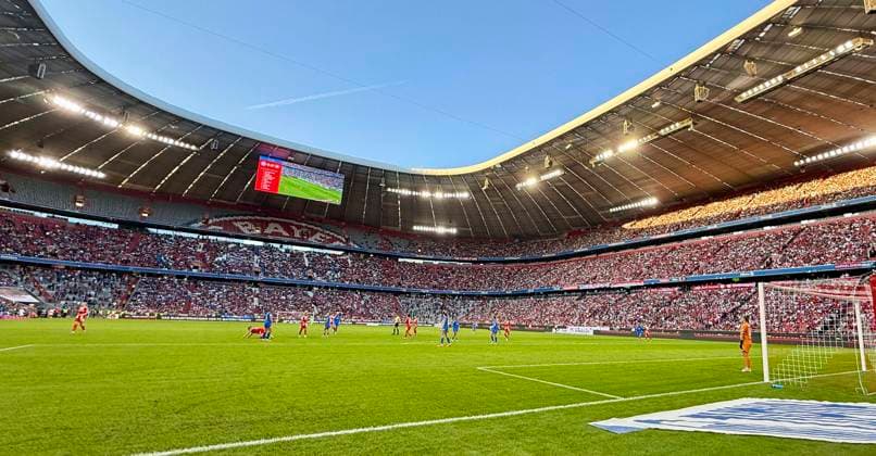 06.09.2025, Google-Pixel Frauenfussball Bundesliga 2025 2026, 1.Spieltag, FC Bayern München - Bayer 04 Leverkusen, in der Allianz-Arena München, Zuschauer Rekord beim Damen Fussball in der Damen Bundesliga
