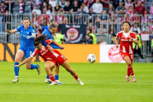 Jovana Damnjanovic 9 (FC Bayern Muenchen Frauen) im Zweikampf, FC Bayern Frauen Muenchen - Bayer 04 Leverkusen, Google Pixel Frauenbundesliga, 1. Spieltag, 06.09.25 DFB regulations prohibit any use of photographs as image sequences and or quasi-video. (kolbert-press) Muenchen Bayern Deutschland