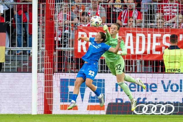 Ena Mahmutovic 32 (FC Bayern Muenchen Frauen) boxt den Ball, Ruby Grant 22 (Bayer 04 Leverkusen), FC Bayern Frauen Muenchen - Bayer 04 Leverkusen, Google Pixel Frauenbundesliga, 1. Spieltag, 06.09.25 DFB regulations prohibit any use of photographs as image sequences and or quasi-video. (kolbert-press) Muenchen Bayern Deutschland