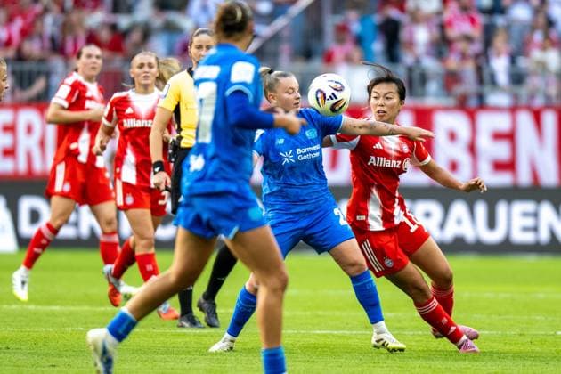Momoko Tanikawa 18 (FC Bayern Muenchen Frauen) im Zweikampf mit Vanessa Fudalla 21 (Bayer 04 Leverkusen), FC Bayern Frauen Muenchen - Bayer 04 Leverkusen, Google Pixel Frauenbundesliga, 1. Spieltag, 06.09.25 DFB regulations prohibit any use of photographs as image sequences and or quasi-video. (kolbert-press) Muenchen Bayern Deutschland