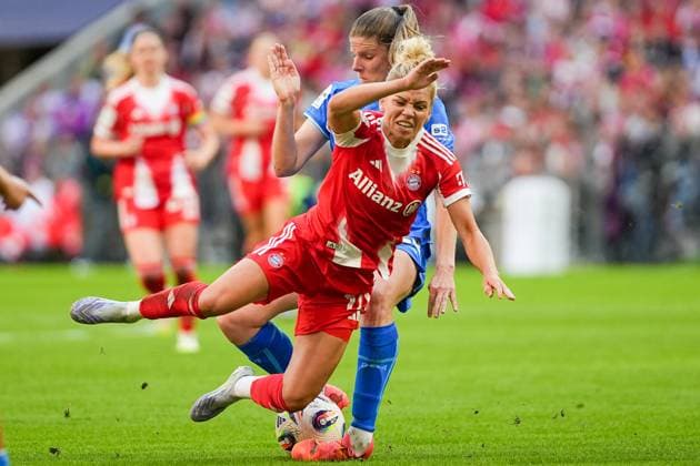 Fussball: Frauen-Bundesliga, 1. Spieltag, FC Bayern München - Bayer Leverkusen am 06.09.2025 in München (Allianz Arena), Deutschland, Saison 2025 2026 DFL REGULATIONS PROHIBIT ANY USE OF PHOTOGRAPHS AS IMAGE SEQUENCES AND OR QUASI VIDEO: Linda Dallmann (10, FCB) im Zweikampf mit Lilla Turanyi (24, LEV). München Allianz Arena Deutschland Copyright: xChristophxKinzingerx
