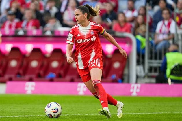 Fussball: Frauen-Bundesliga, 1. Spieltag, FC Bayern München - Bayer Leverkusen am 06.09.2025 in München (Allianz Arena), Deutschland, Saison 2025 2026 DFL REGULATIONS PROHIBIT ANY USE OF PHOTOGRAPHS AS IMAGE SEQUENCES AND OR QUASI VIDEO: Im Fokus Sarah Zadrazil (25, FCB). München Allianz Arena Deutschland Copyright: xChristophxKinzingerx