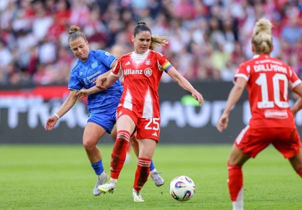 DEU, München, FC Bayern München vs Bayer Leverkusen, Google Pixel Frauen Bundesliga DFB, Saison 2526, Allianz Arena, 1. Spieltag, im Bild v.l.n.r: Kristin Kögel (Bayer Leverkusen 11), Sarah Zadrazil (Bayern München 25) DFB DFL REGULATIONS PROHIBIT ANY USE OF PHOTOGRAPHS AS IMAGE SEQUENCES AND OR QUASI-VIDEO, 06.09.2025, Copyright: HMBxMedia HendrikxHamelau