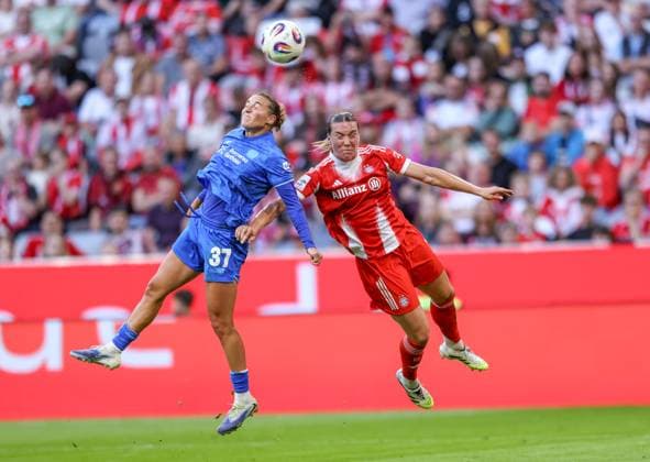 DEU, München, FC Bayern München vs Bayer Leverkusen, Google Pixel Frauen Bundesliga DFB, Saison 2526, Allianz Arena, 1. Spieltag, im Bild v.l.n.r: Carlotta Wamser (Bayer Leverkusen 37), Vanessa Gilles (Bayern München 2) DFB DFL REGULATIONS PROHIBIT ANY USE OF PHOTOGRAPHS AS IMAGE SEQUENCES AND OR QUASI-VIDEO, 06.09.2025, Copyright: HMBxMedia HendrikxHamelau
