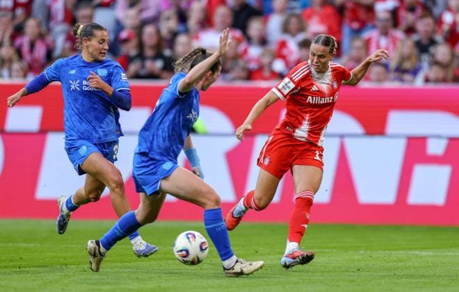 DEU, München, FC Bayern München vs Bayer Leverkusen, Google Pixel Frauen Bundesliga DFB, Saison 2526, Allianz Arena, 1. Spieltag, im Bild v.l.n.r: Carlotta Wamser (Bayer Leverkusen 37), Klara Bühl (Bayern München 17) DFB DFL REGULATIONS PROHIBIT ANY USE OF PHOTOGRAPHS AS IMAGE SEQUENCES AND OR QUASI-VIDEO, 06.09.2025, Copyright: HMBxMedia HendrikxHamelau