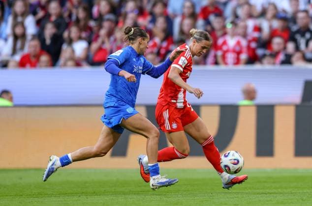 DEU, München, FC Bayern München vs Bayer Leverkusen, Google Pixel Frauen Bundesliga DFB, Saison 2526, Allianz Arena, 1. Spieltag, im Bild v.l.n.r: Carlotta Wamser (Bayer Leverkusen 37), Klara Bühl (Bayern München 17) DFB DFL REGULATIONS PROHIBIT ANY USE OF PHOTOGRAPHS AS IMAGE SEQUENCES AND OR QUASI-VIDEO, 06.09.2025, Copyright: HMBxMedia HendrikxHamelau